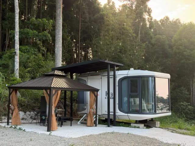 尖石森夜藏星免搭帳露營區｜全新上架！景觀露營車、獨立衛浴、雲海星空秘境-太空艙 D-5