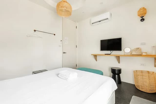 Lane 32-Classic Double Room with Balcony-202-6