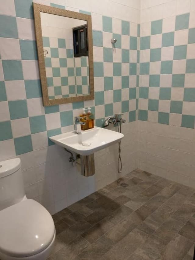 Isvara Inn-Quadruple Room-5