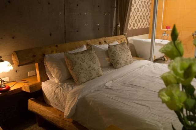 Water Reflected in the Hall-Deluxe Double Room with Balcony-3