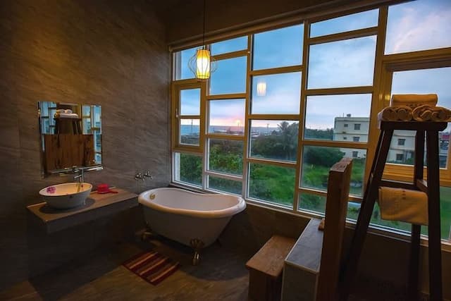 Water Reflected in the Hall-Deluxe Double Room with Bathtub-5