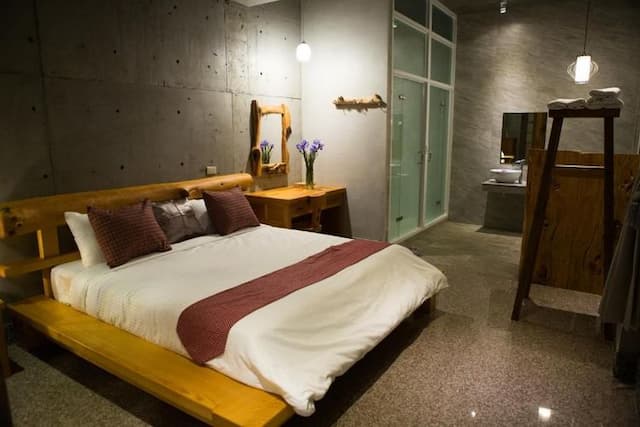 Water Reflected in the Hall-Deluxe Double Room with Bathtub-1