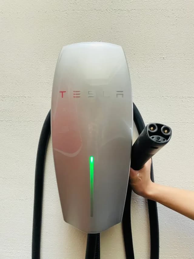 TESLA 2孔充電