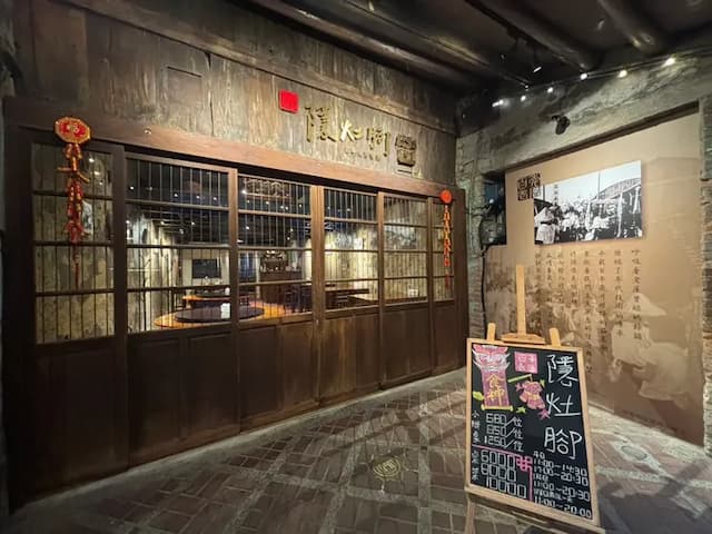 Central Alley 41-Explore Double Room with Balcony-14