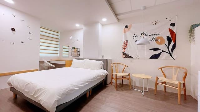 Tainan house-DDINN double room bathtub. Adjacent to the station and Lin Department Store. Confucius Temple shopping district. Art Museum. Chihkan Tower-1