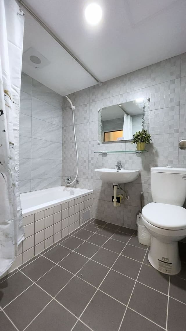 Tainan house-DDINN double room bathtub. Adjacent to the station and Lin Department Store. Confucius Temple shopping district. Art Museum. Chihkan Tower-2