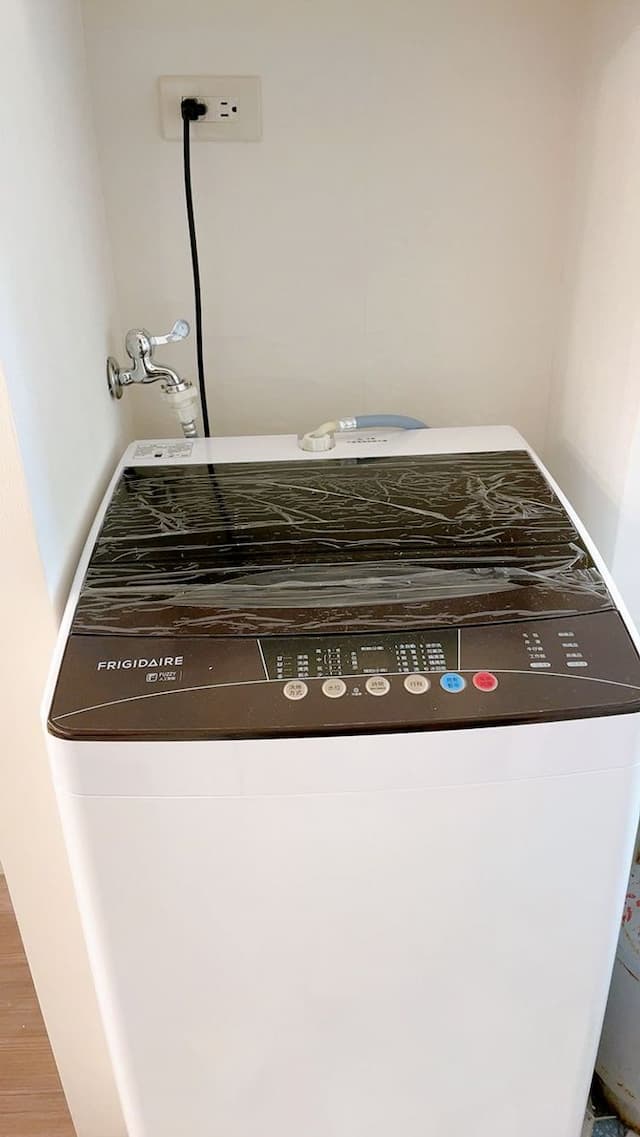 Tainan house-DDINN double room bathtub. Adjacent to the station and Lin Department Store. Confucius Temple shopping district. Art Museum. Chihkan Tower-9