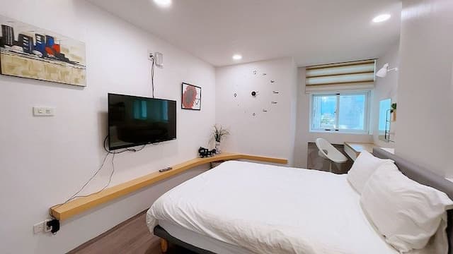 Tainan house-DDINN double room bathtub. Adjacent to the station and Lin Department Store. Confucius Temple shopping district. Art Museum. Chihkan Tower-3