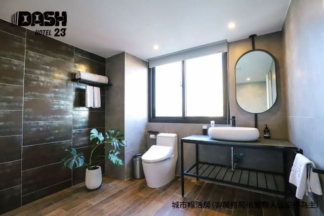 達煦23旅店｜運動主題飯店、緊鄰神農街-高級雙人房-附浴缸-9