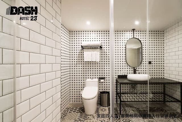 達煦23旅店｜運動主題飯店、緊鄰神農街-豪華四人房-附浴缸-10