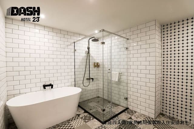 達煦23旅店｜運動主題飯店、緊鄰神農街-豪華四人房-附浴缸-9
