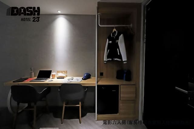 達煦23旅店｜運動主題飯店、緊鄰神農街-電影六人房-附陽台-8