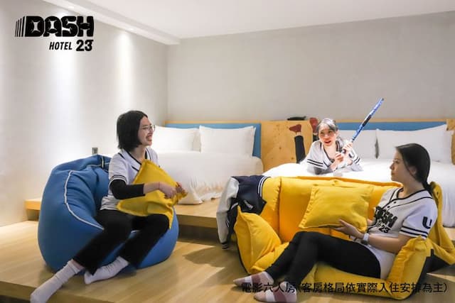 達煦23旅店｜運動主題飯店、緊鄰神農街-電影六人房-附陽台-7