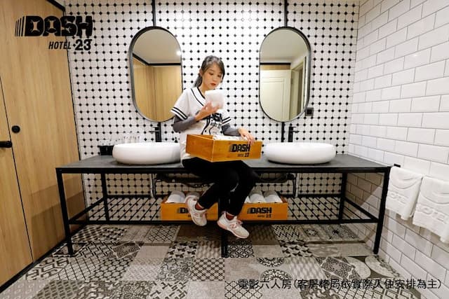 達煦23旅店｜運動主題飯店、緊鄰神農街-電影六人房-附陽台-9