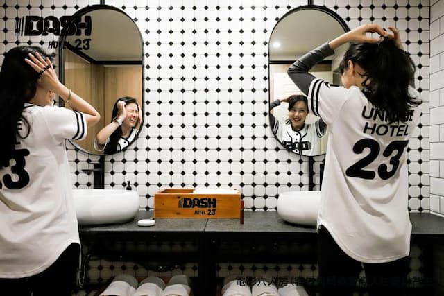 達煦23旅店｜運動主題飯店、緊鄰神農街-電影六人房-附陽台-10