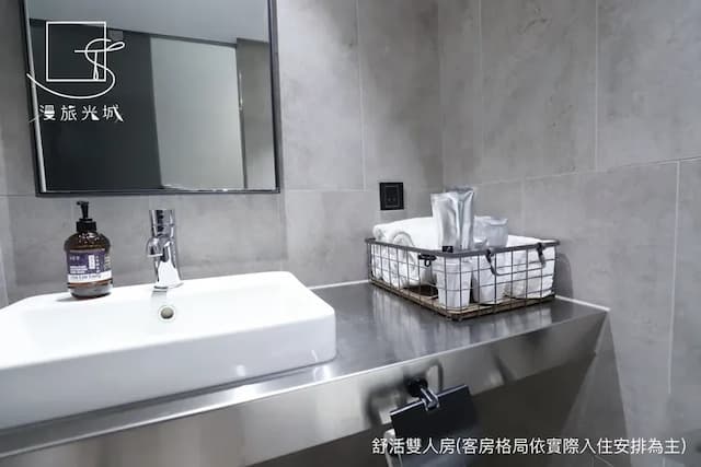 漫旅光城｜近一中商圈、享受低調奢華-經濟雙人房-11