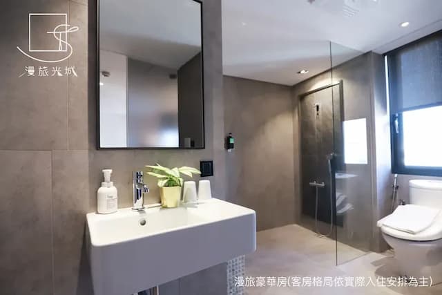 漫旅光城｜近一中商圈、享受低調奢華-豪華雙人房 -附浴缸-13