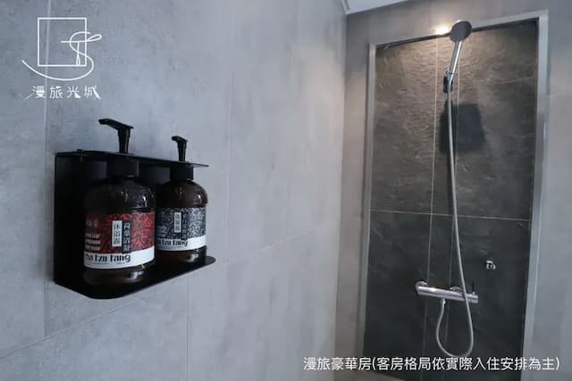 漫旅光城｜近一中商圈、享受低調奢華-豪華雙人房 -附浴缸-9