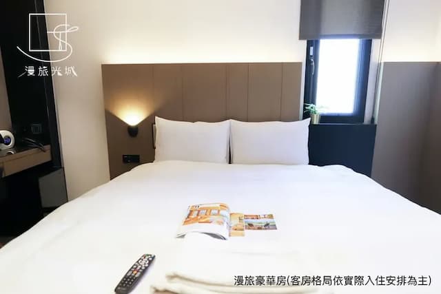 漫旅光城｜近一中商圈、享受低調奢華-豪華雙人房 -附浴缸-4