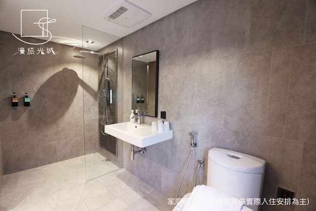 漫旅光城｜近一中商圈、享受低調奢華-豪華四人房-9