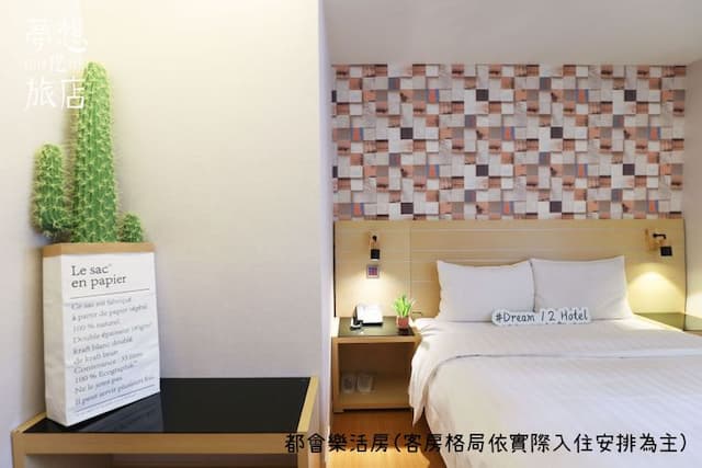 Dream 12 Hotel-Standard Double Room with Balcony-3