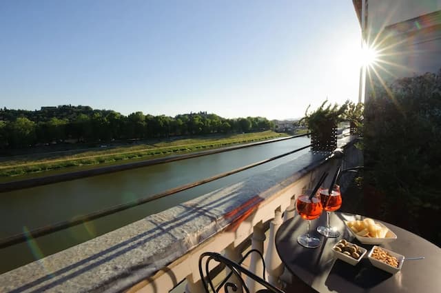 Lungarno Vespucci 50-Premium Double Room, River View-4