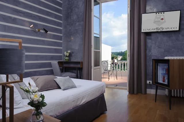 Lungarno Vespucci 50-Premium Double Room, River View-1
