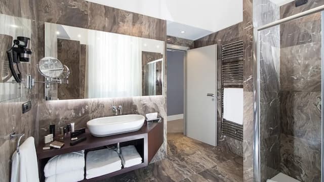 Monti Palace Hotel-Triple Room (Prestige)-4