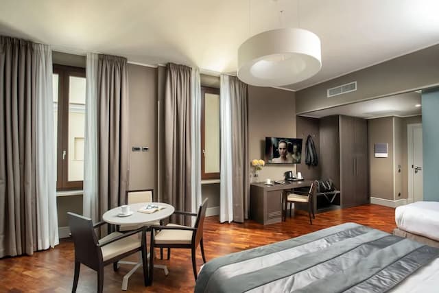 Monti Palace Hotel-Quadruple Room (Prestige)-6