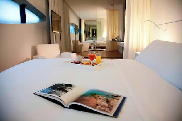 Renaissance Barcelona Fira Hotel-小型套房, 1 张特大床 (City View)-1