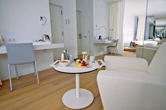 Renaissance Barcelona Fira Hotel-小型套房, 1 张特大床 (City View)-3