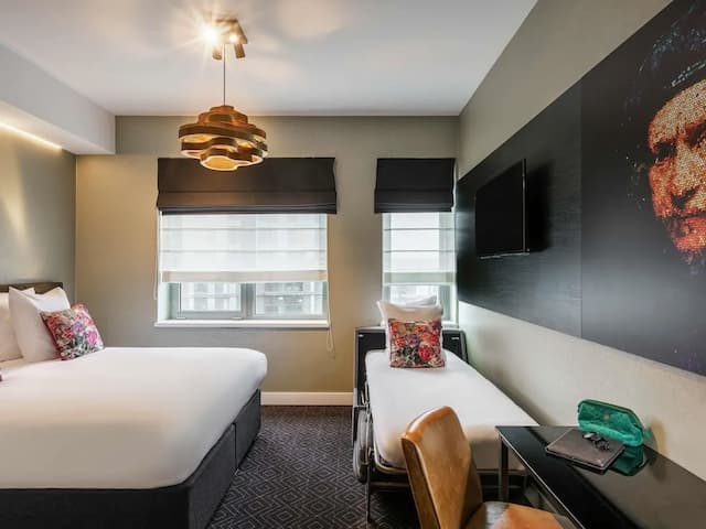 メルキュール ホテル アムステルダム スローテルダイク ステーション-ファミリー ルーム ダブルベッド 1 台ソファーベッド付き (Classic)-3