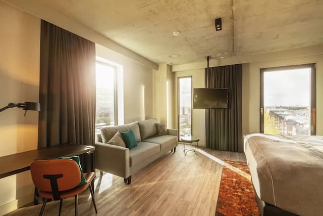 ホリデイ イン - ザ ニウ、フェンダー アムステルダム by IHG-プレミアム ルーム クイーンベッド 1 台ソファーベッド付き (Up to 3 Adults)-2