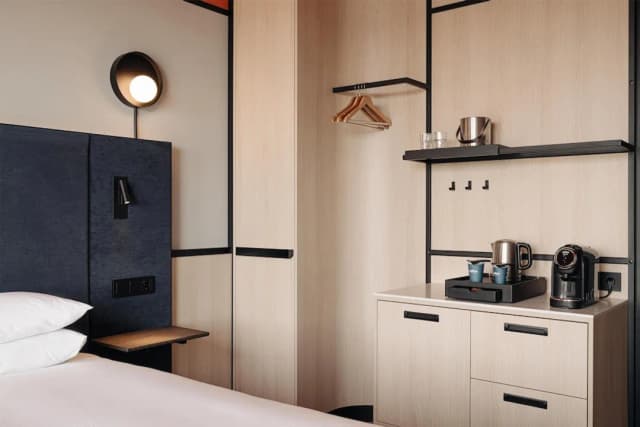 DoubleTree by Hilton Amsterdam Centraal Station-King Deluxe Room with City View-5