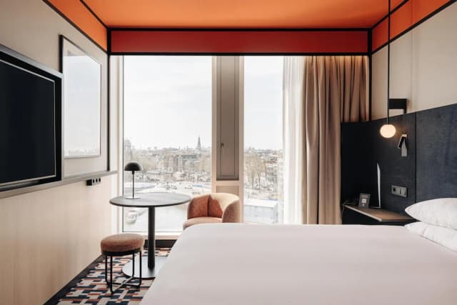 DoubleTree by Hilton Amsterdam Centraal Station-King Deluxe Room with City View-9