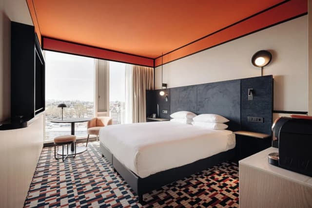 DoubleTree by Hilton Amsterdam Centraal Station-King Deluxe Room with City View-2