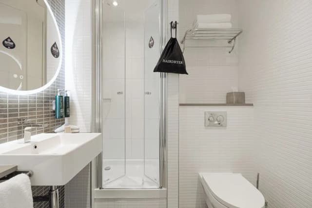 DoubleTree by Hilton Amsterdam Centraal Station-Family Connecting Rooms-3