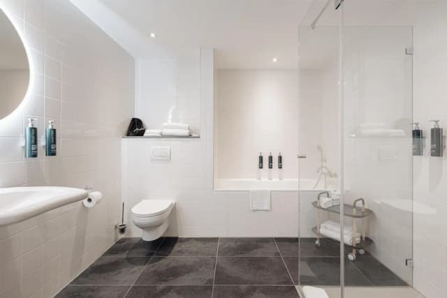 DoubleTree by Hilton Amsterdam Centraal Station-Family Connecting Room with Bunk Bed-5