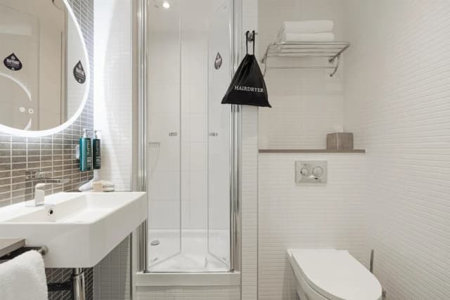 DoubleTree by Hilton Amsterdam Centraal Station-Twin Guestroom-7