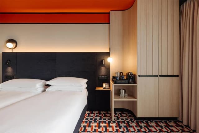 DoubleTree by Hilton Amsterdam Centraal Station-Twin Guestroom-1