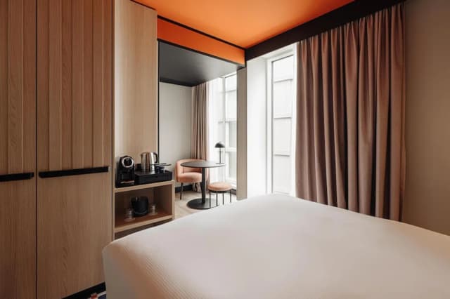 DoubleTree by Hilton Amsterdam Centraal Station-King Guestroom Courtyard View-7