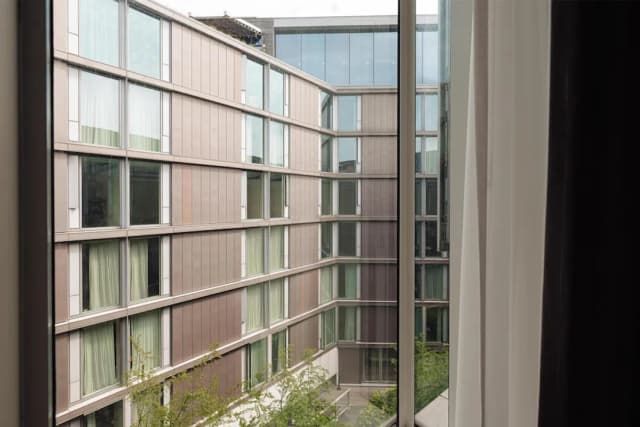 DoubleTree by Hilton Amsterdam Centraal Station-King Guestroom Courtyard View-5