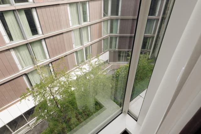 DoubleTree by Hilton Amsterdam Centraal Station-King Guestroom Courtyard View-3