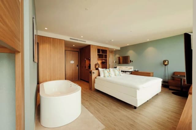 Van der Valk Hotel Amsterdam Zuidas-Family Room, Multiple Beds-2