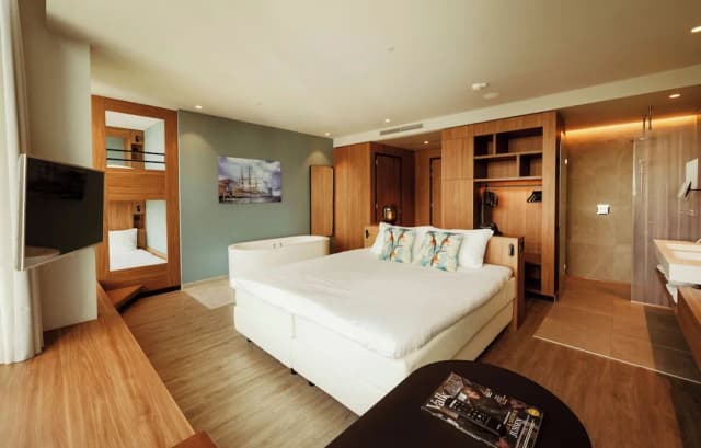 Van der Valk Hotel Amsterdam Zuidas-Family Room, Multiple Beds-1