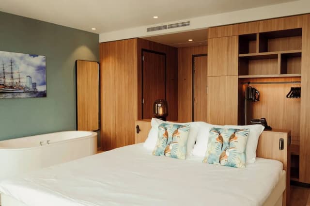 Van der Valk Hotel Amsterdam Zuidas-Family Room, Multiple Beds-8