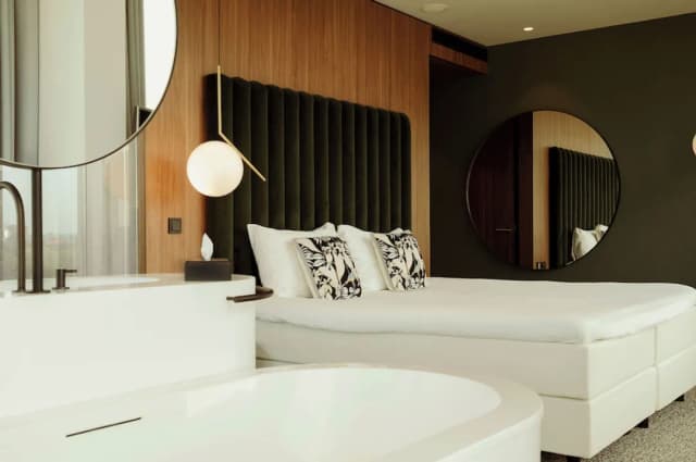 Van der Valk Hotel Amsterdam Zuidas-Suite, 1 King Bed, Hot Tub-11