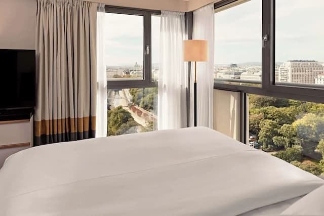 Hilton Vienna Park-Junior Suite, 1 King Bed (Park)-3