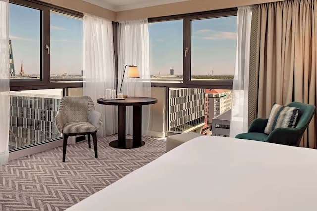 Hilton Vienna Park-Premium Room, 1 King Bed, Corner (Panorama)-5