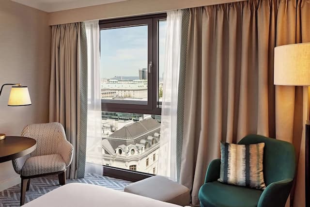 Hilton Vienna Park-Premium Room, 2 Twin Beds (Panorama)-1